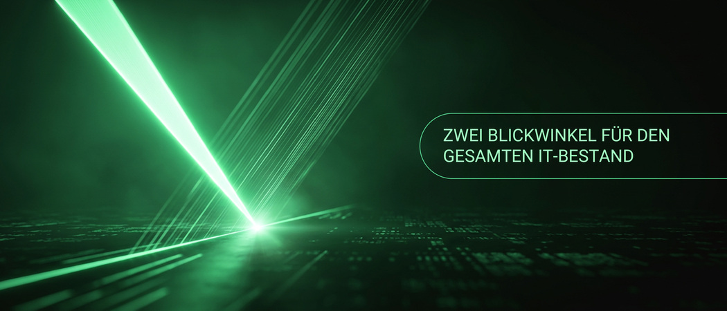 Zwei sich kreuzende Lichtstrahlen treffen auf einer dunkelgrünen, mit Datenmustern durchzogenen Fläche zusammen, als Sinnbild für zwei Blickwinkel, die gemeinsam einen IT-Bestand abdecken