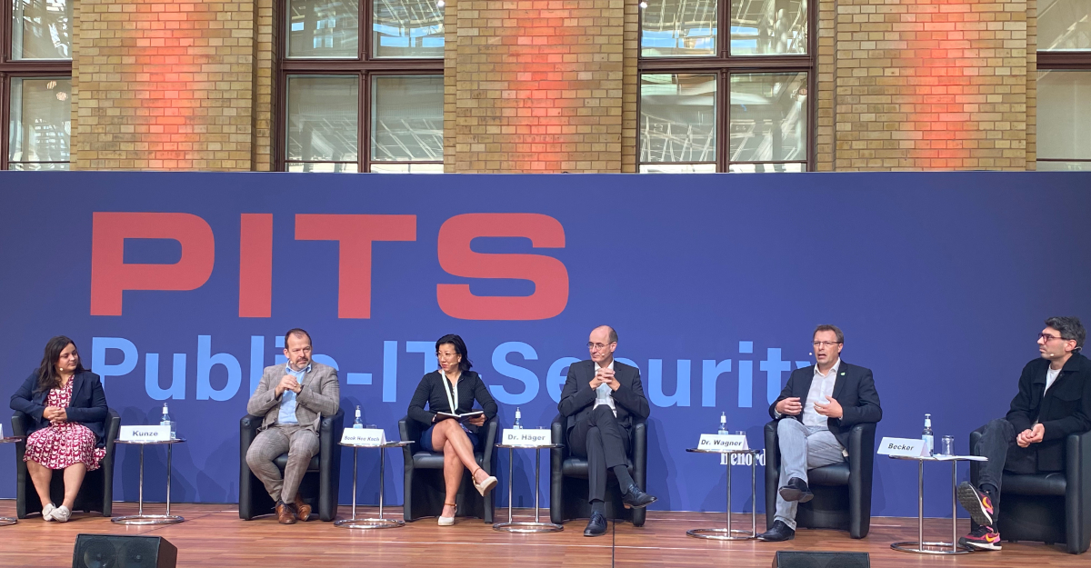Podiumsdiskussion auf dem Cybersicherheitskongress PITS 2023 mit Greenbone-CEO Dr. Jan-Oliver Wagner und Vertreterinnen und Vertretern von BSI, Bundestag, LKA NRW und Gesellschaft für Informatik zum Thema Schwachstellenmanagement.